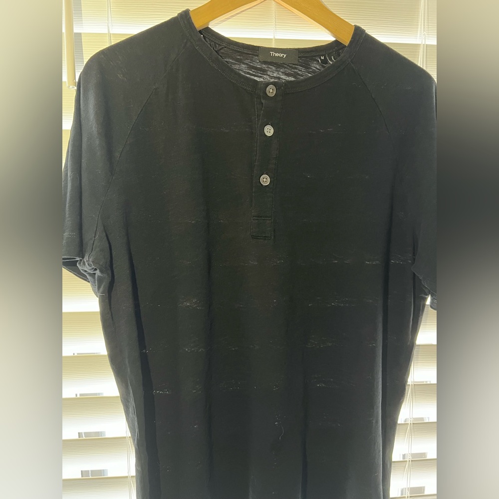 Theory Men’s Henley T shirt . Size M